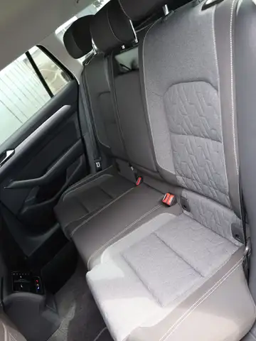 Volkswagen Passat view 12