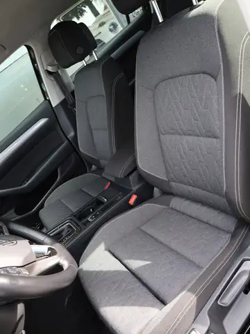 Volkswagen Passat view 11