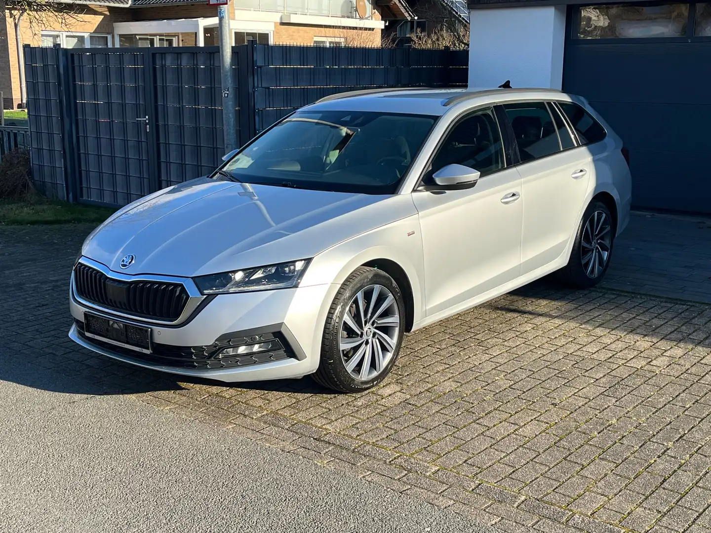 Skoda Octavia Combi Tour DSG Virt. LED AHK Skoda-Scheckheft Mwst Grau - 1