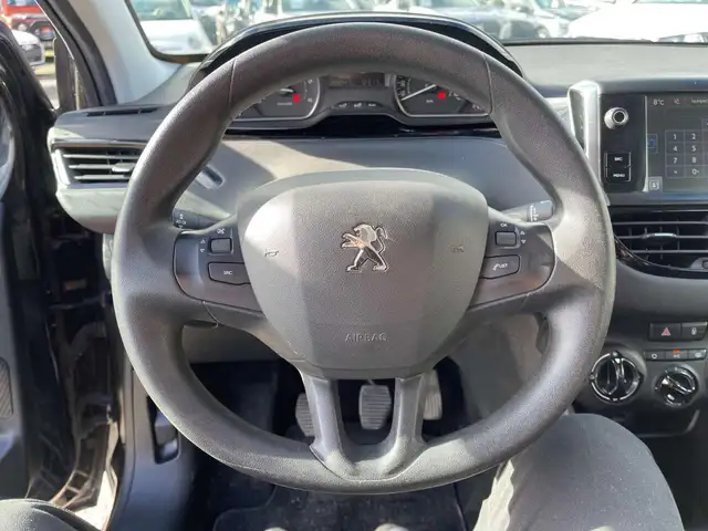Peugeot 208 view 6