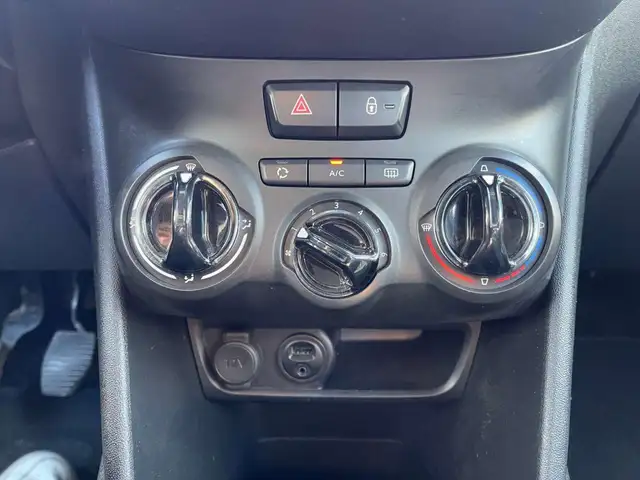 Peugeot 208 view 12