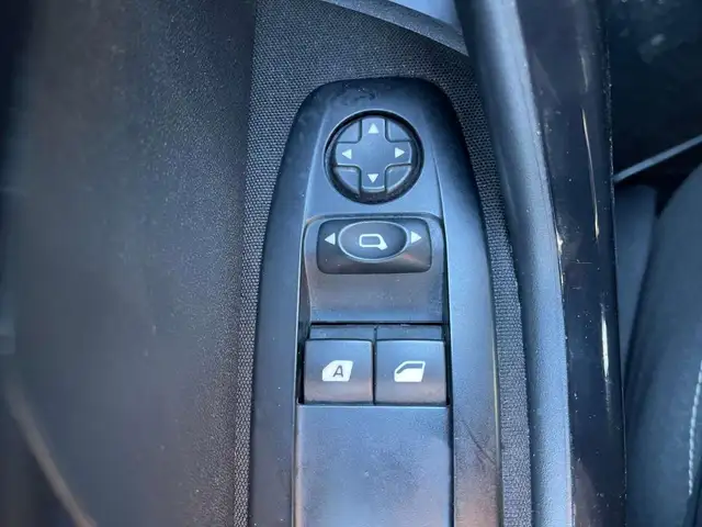 Peugeot 208 view 16