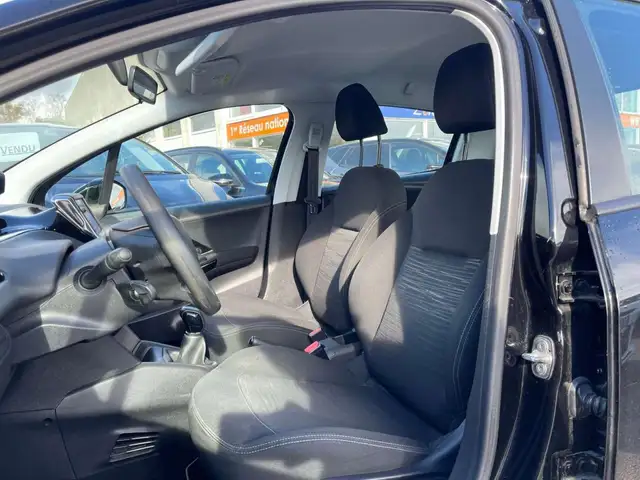 Peugeot 208 view 5