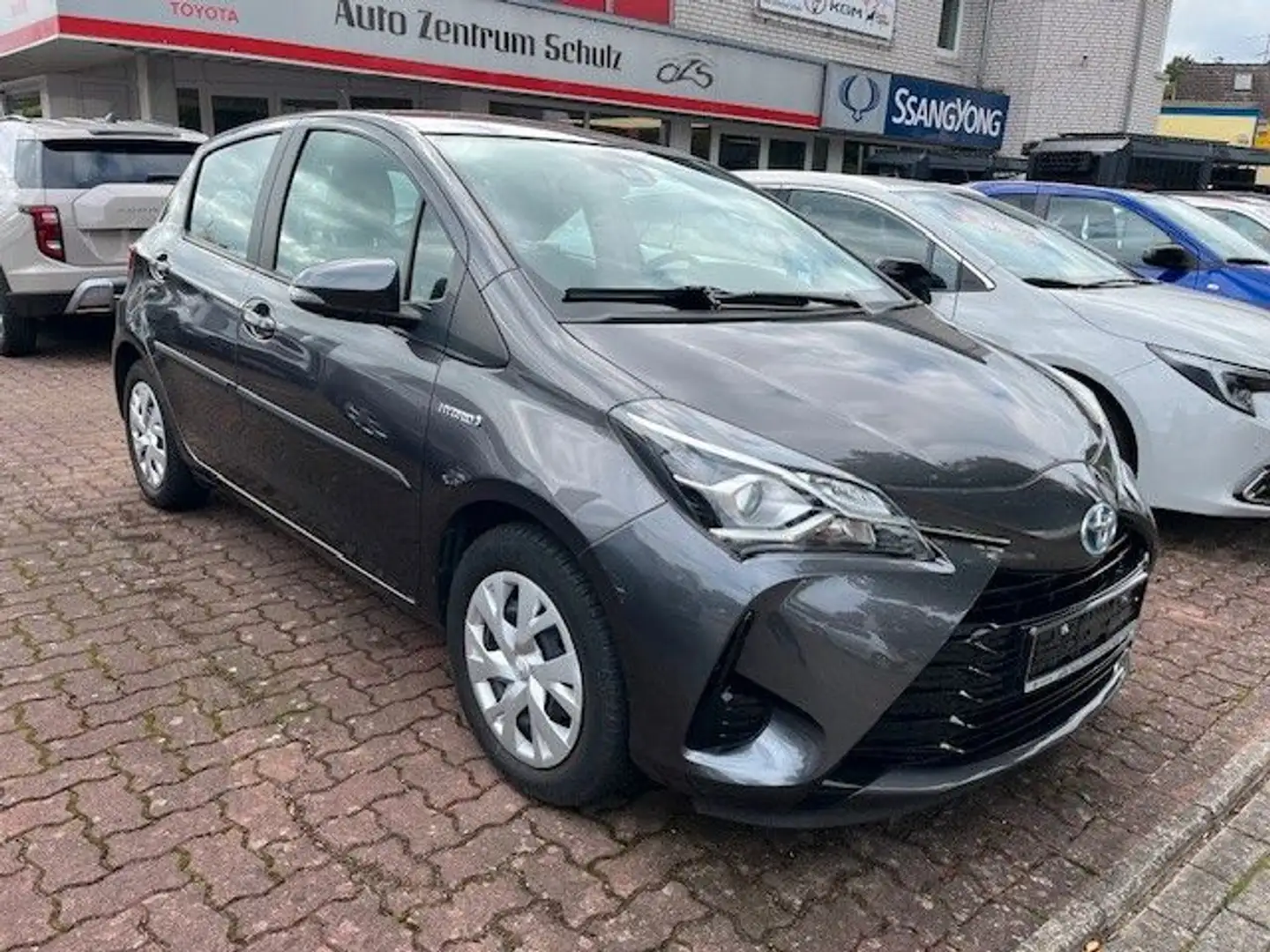 Toyota Yaris YARIS HYBRID,NAVI,ALLWETTERR.,GARANTIE BIS 2034 Grau - 2