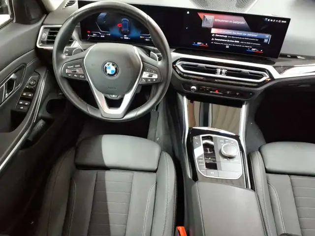 BMW 3 Series view 10
