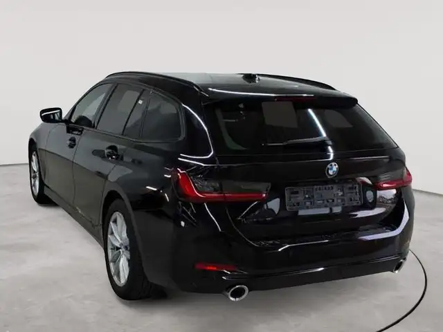 BMW 3 Series view 5