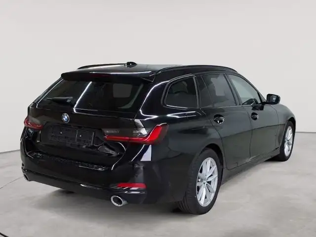 BMW 3 Series view 4