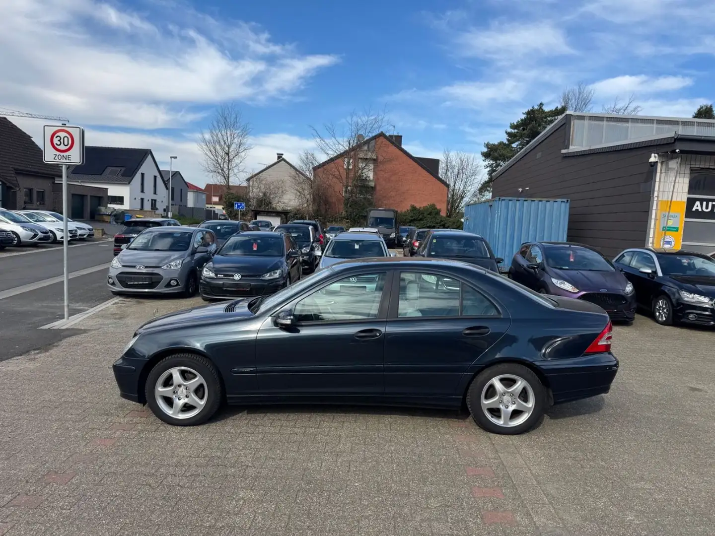 Mercedes-Benz C 180 Lim Kompressor  Sitzhz AUTOMATIK PDC Tempo Schwarz - 2