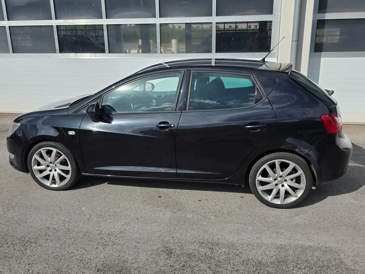 SEAT Ibiza Ibiza Sport 1,6 TDI FR DPF Sport Schwarz - 2
