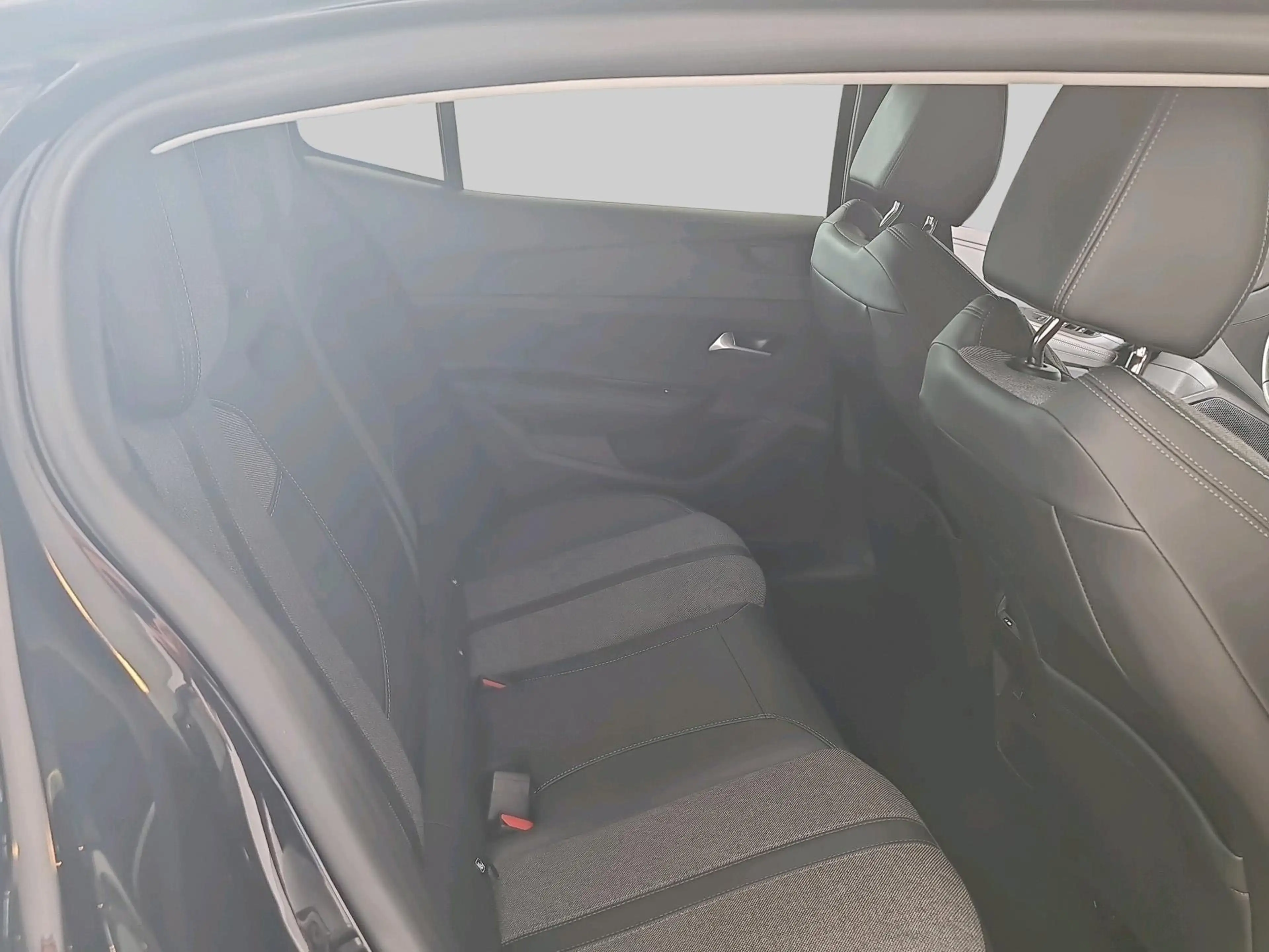 Peugeot 408 1.6Plug-in Hybrid Allure — photo 14