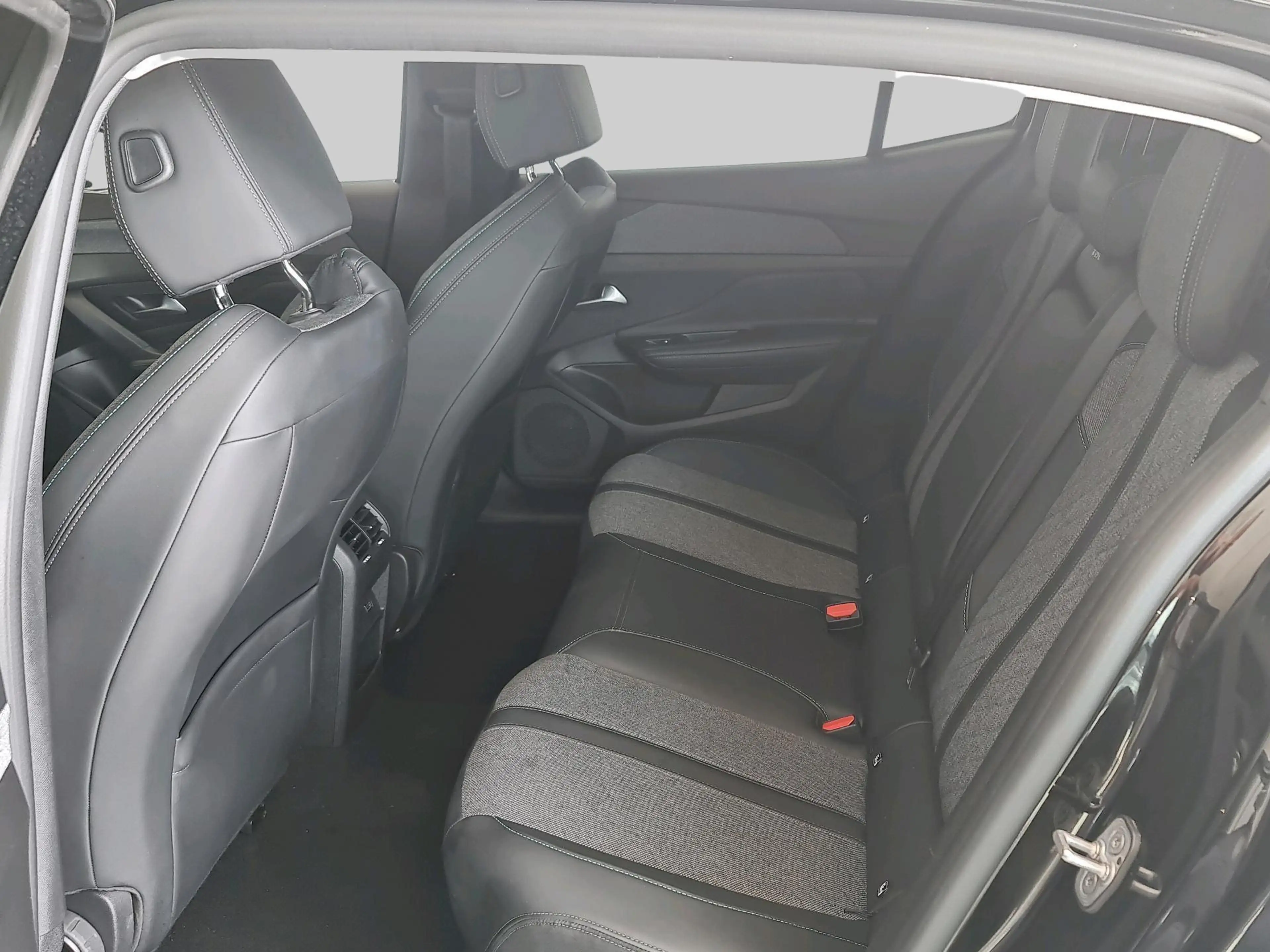 Peugeot 408 1.6Plug-in Hybrid Allure — photo 6