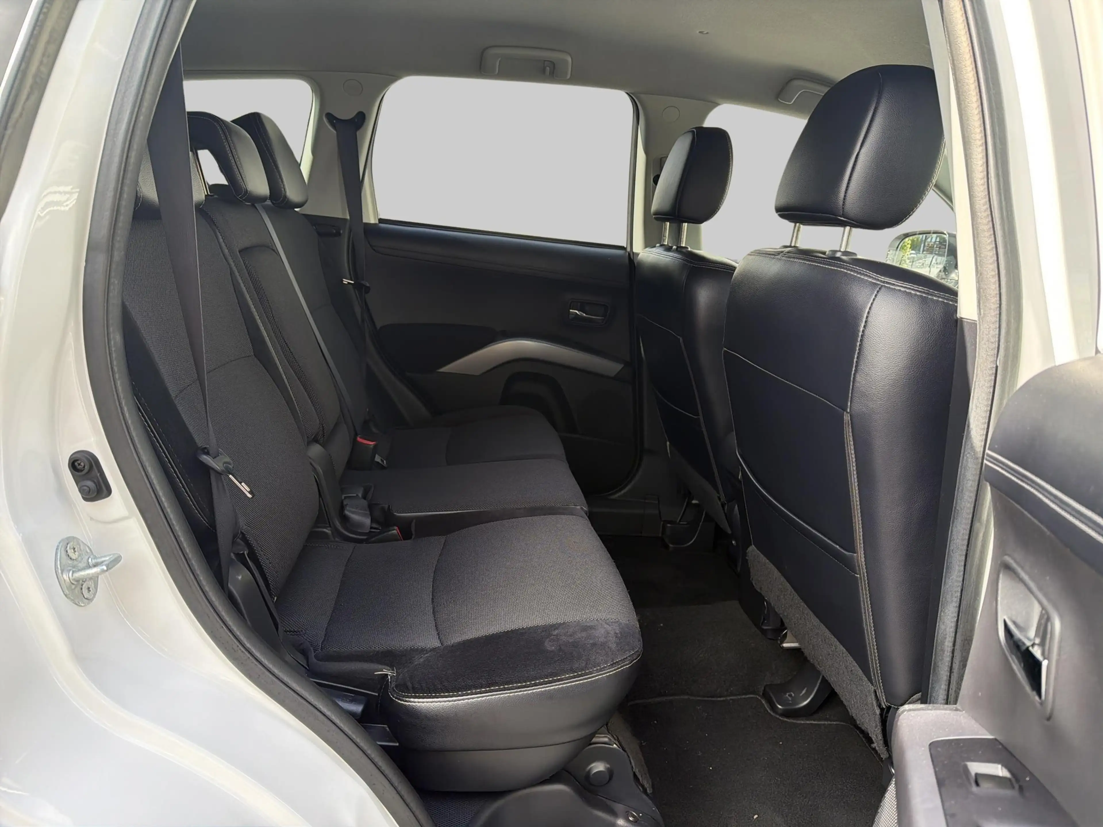 Mitsubishi Outlander 2.0 Edition Aut. *NL-Auto*Parelmoer* — photo 9