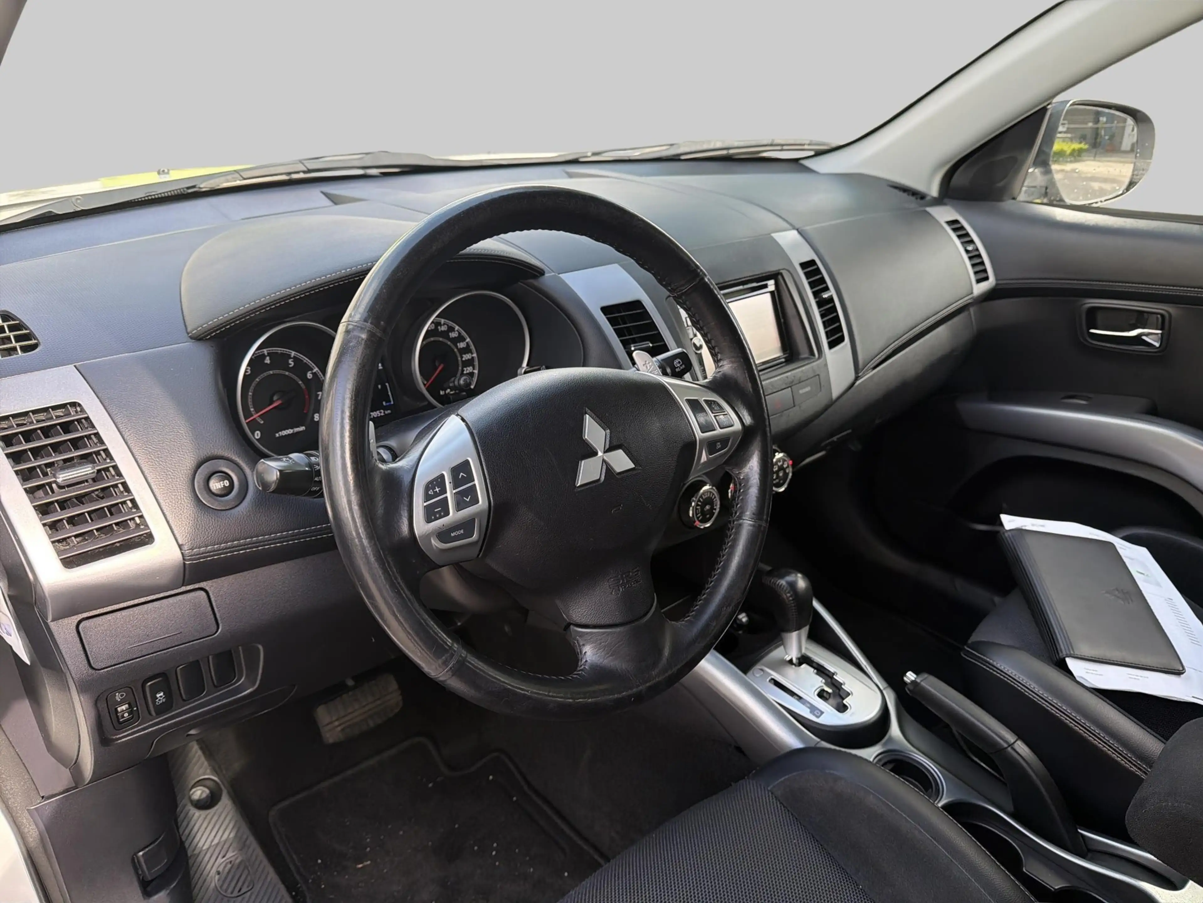 Mitsubishi Outlander 2.0 Edition Aut. *NL-Auto*Parelmoer* — photo 4