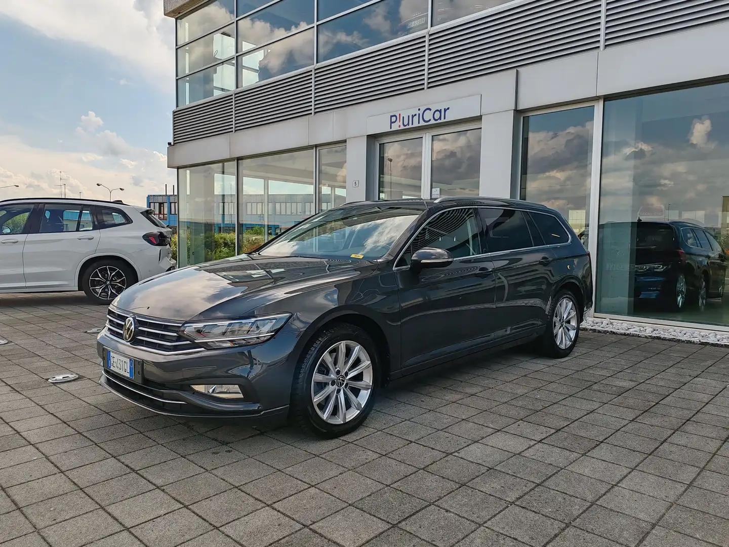 Volkswagen Passat Variant 2.0 TDI SCR FariLED Navi AdaptiveCruise Gris - 1
