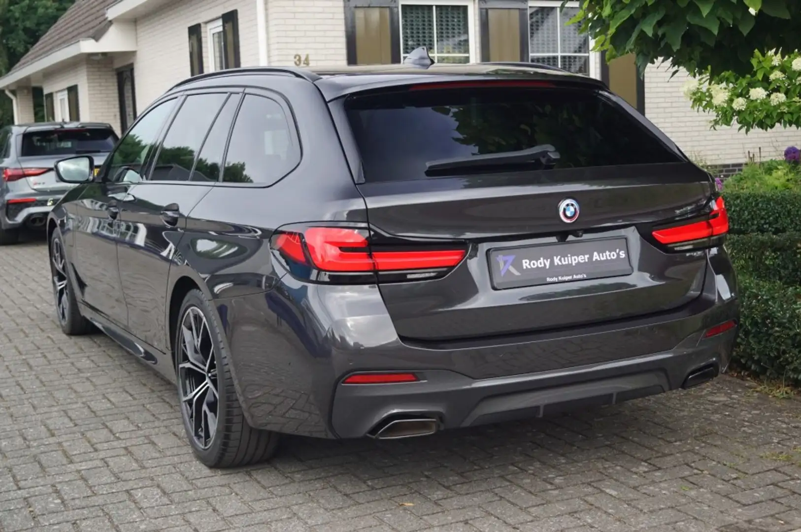 BMW 530 530e (292pk) Laser/HUD/H&K/Pano/4-wielbesturing/Al Grigio - 2