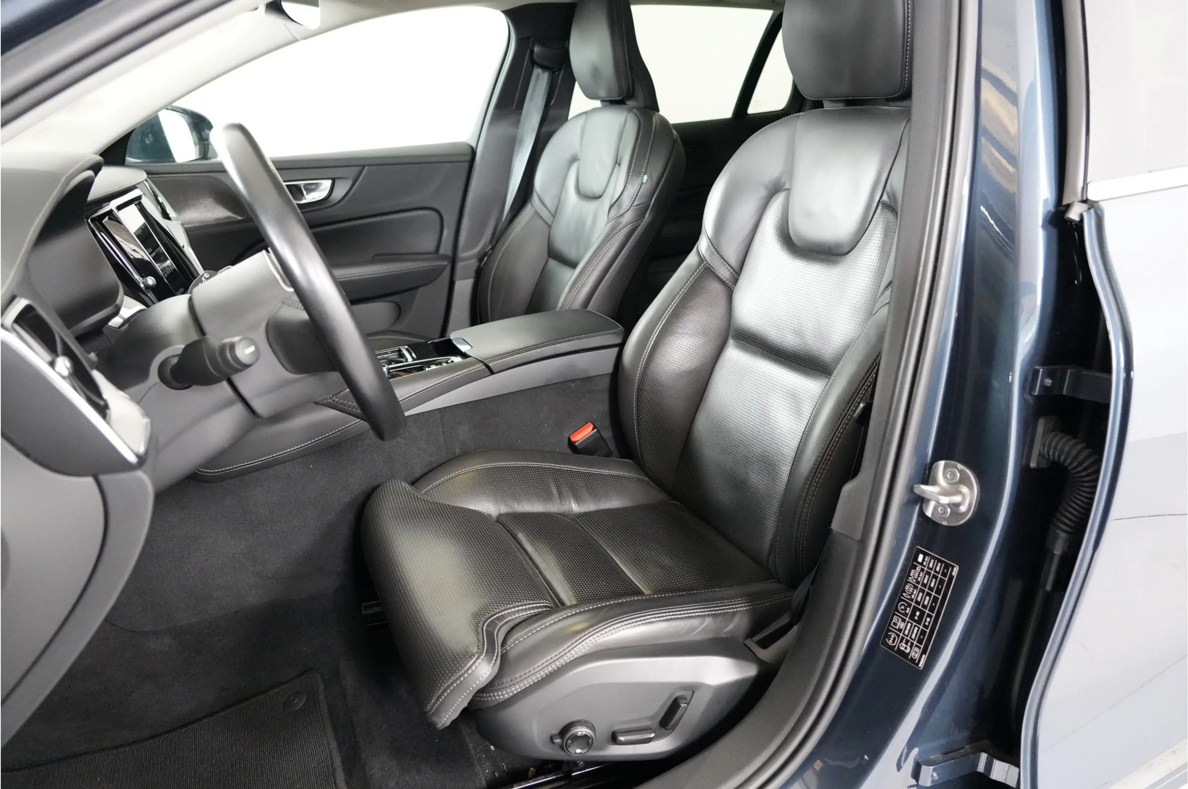 Volvo V60 2.0 T8 Recharge PHEV 455 pk Plus Bright AWD | Pano — photo 11