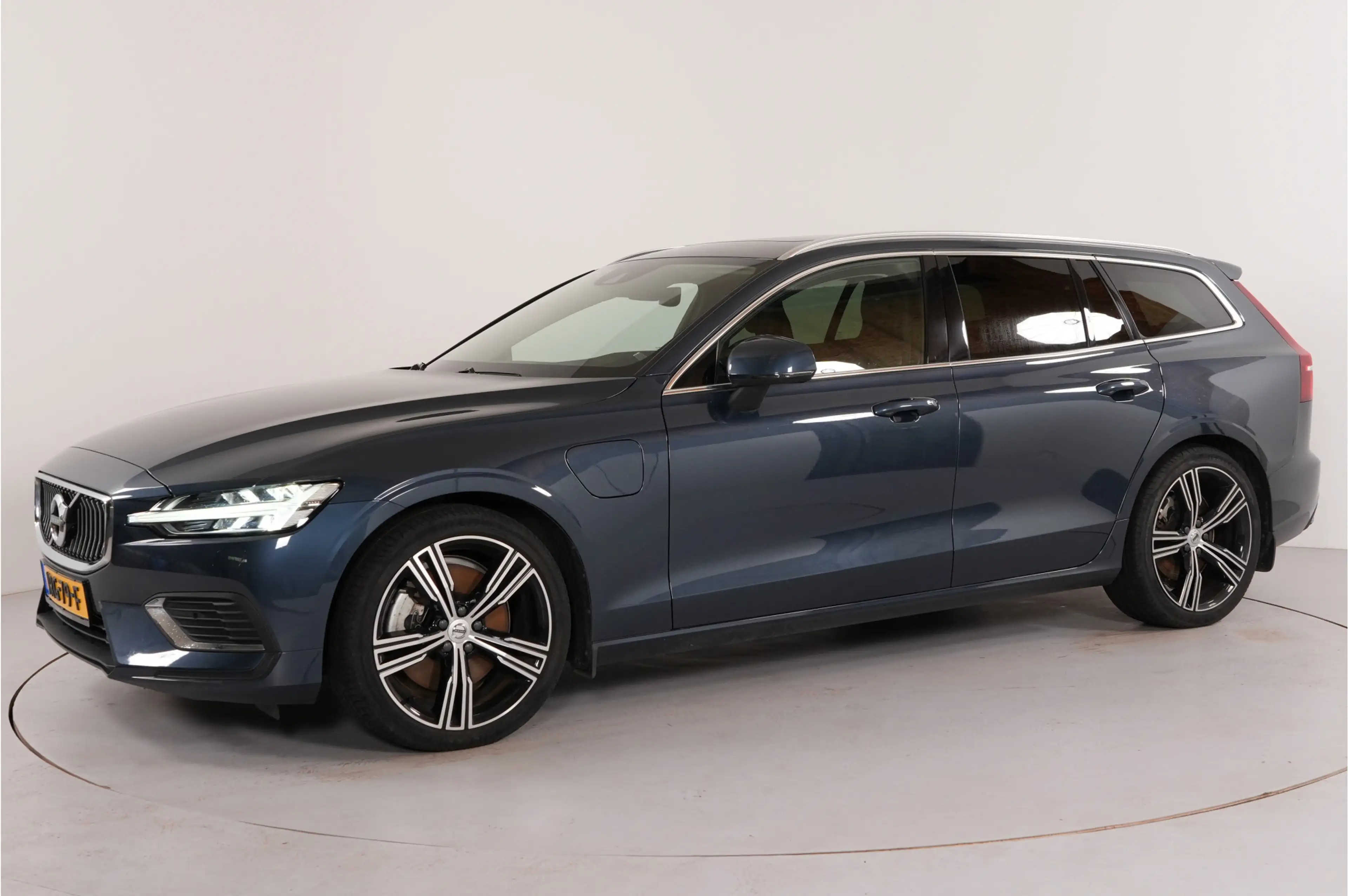 Volvo V60 2.0 T8 Recharge PHEV 455 pk Plus Bright AWD | Pano — photo 32