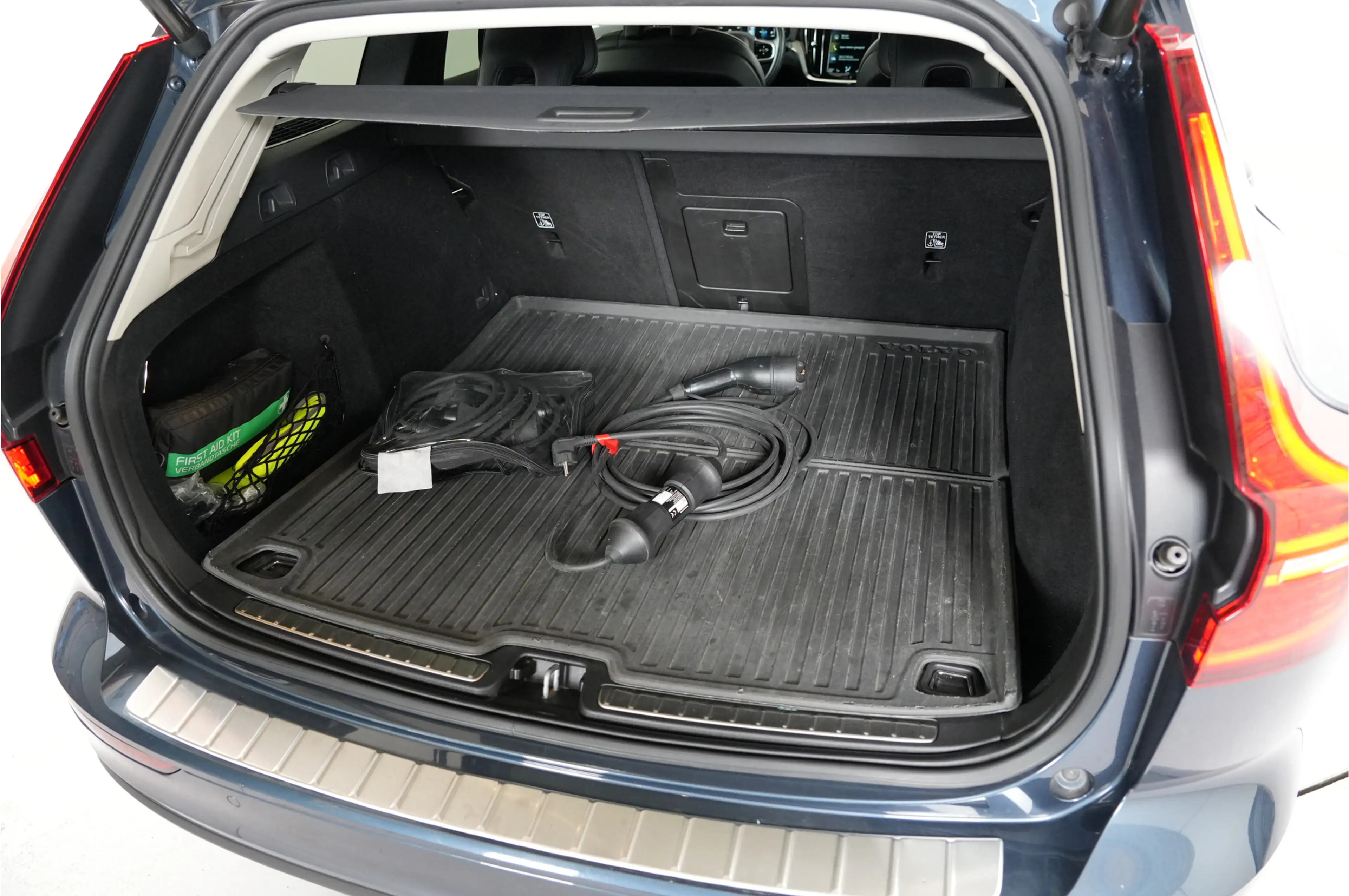 Volvo V60 2.0 T8 Recharge PHEV 455 pk Plus Bright AWD | Pano — photo 16