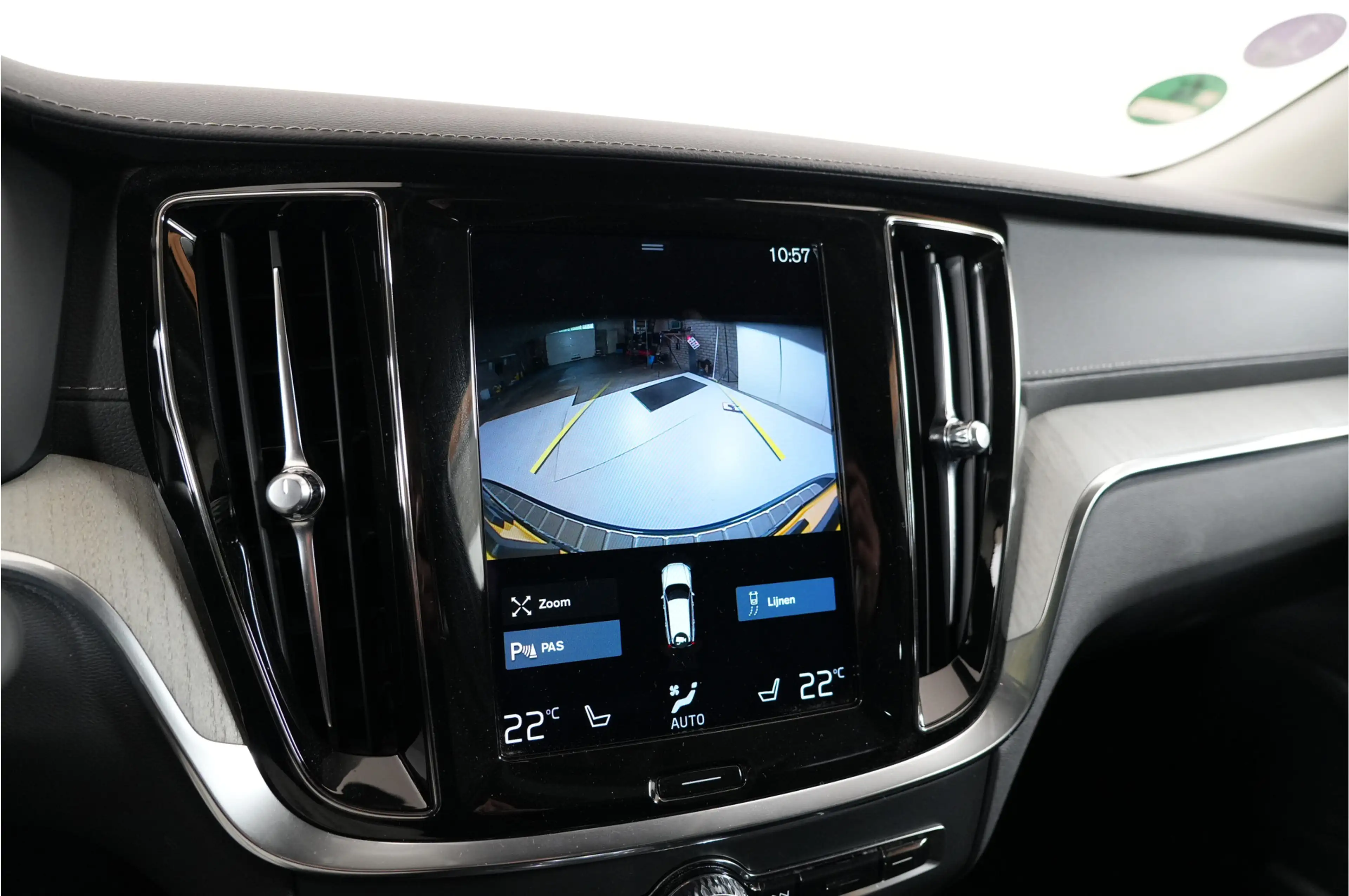 Volvo V60 2.0 T8 Recharge PHEV 455 pk Plus Bright AWD | Pano — photo 22