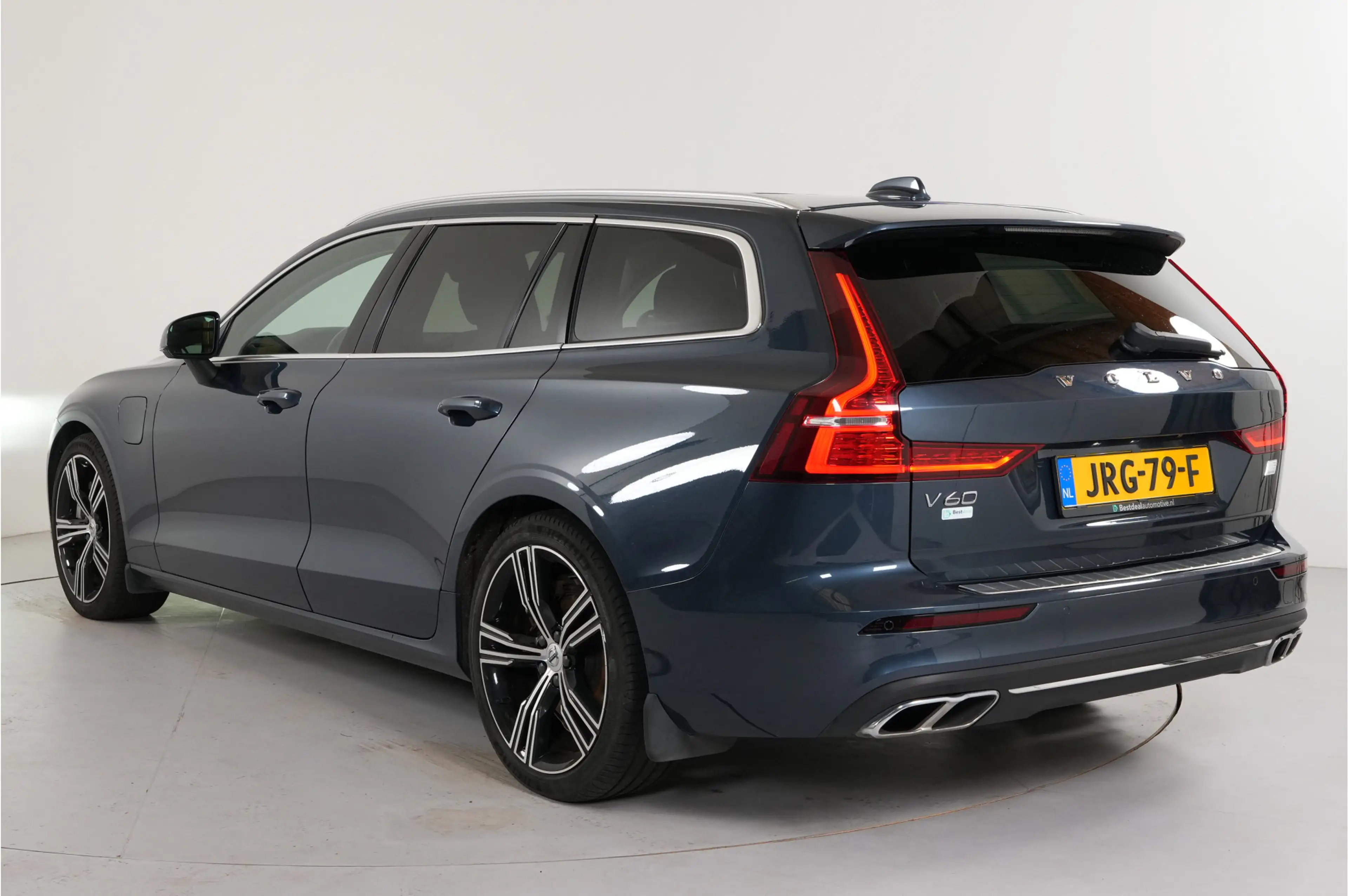Volvo V60 2.0 T8 Recharge PHEV 455 pk Plus Bright AWD | Pano — photo 8