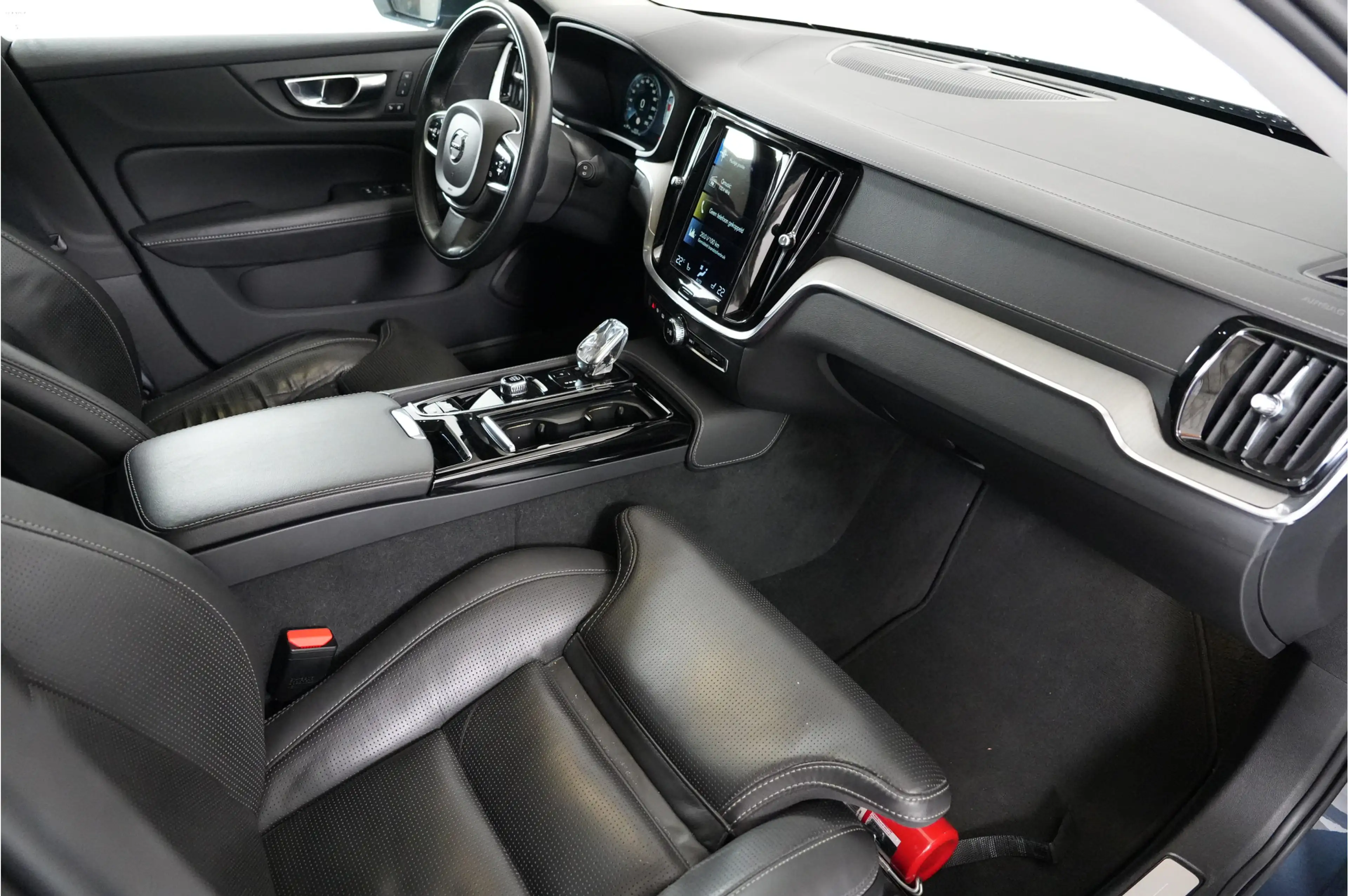 Volvo V60 2.0 T8 Recharge PHEV 455 pk Plus Bright AWD | Pano — photo 13