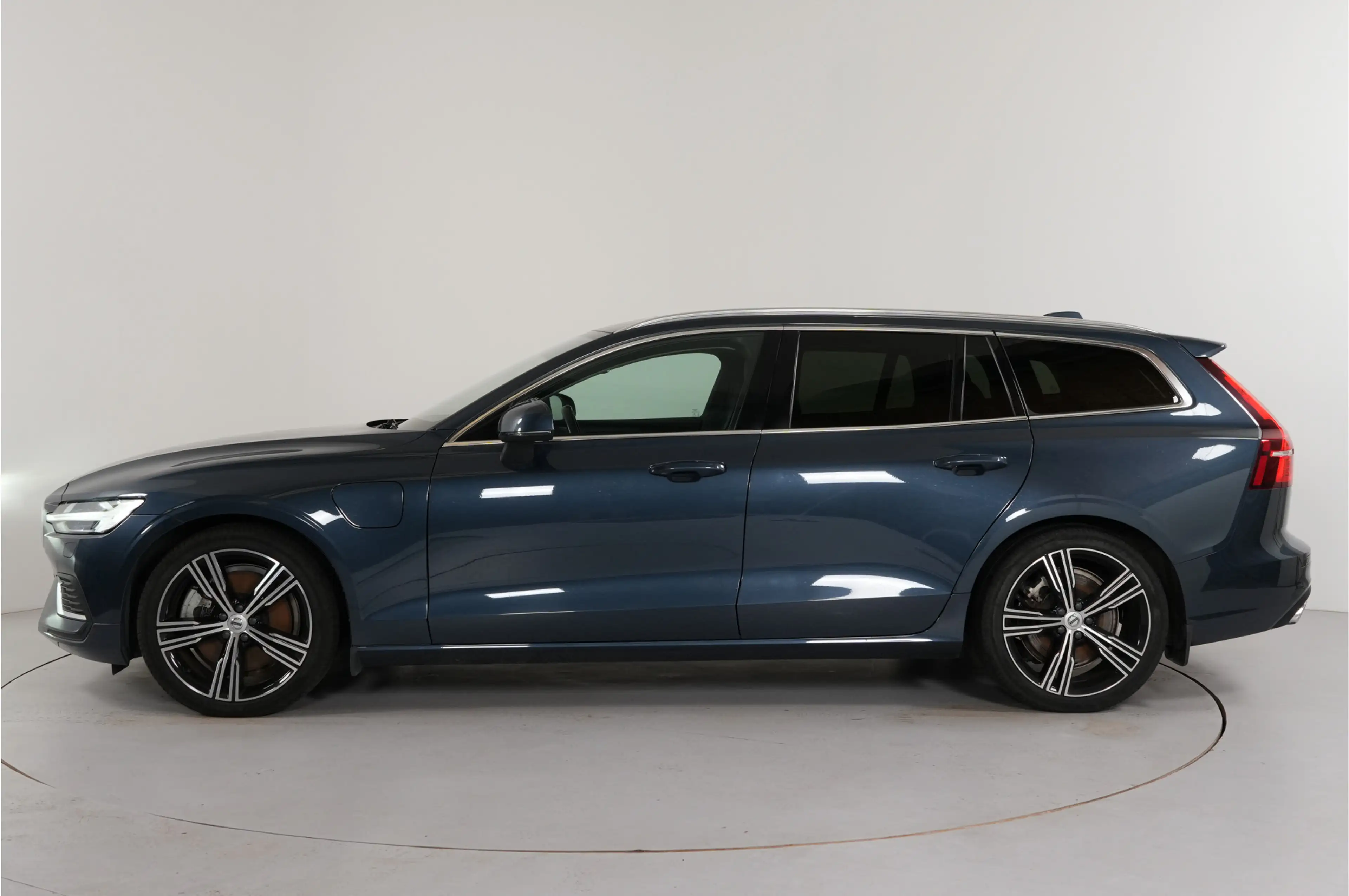 Volvo V60 2.0 T8 Recharge PHEV 455 pk Plus Bright AWD | Pano — photo 9