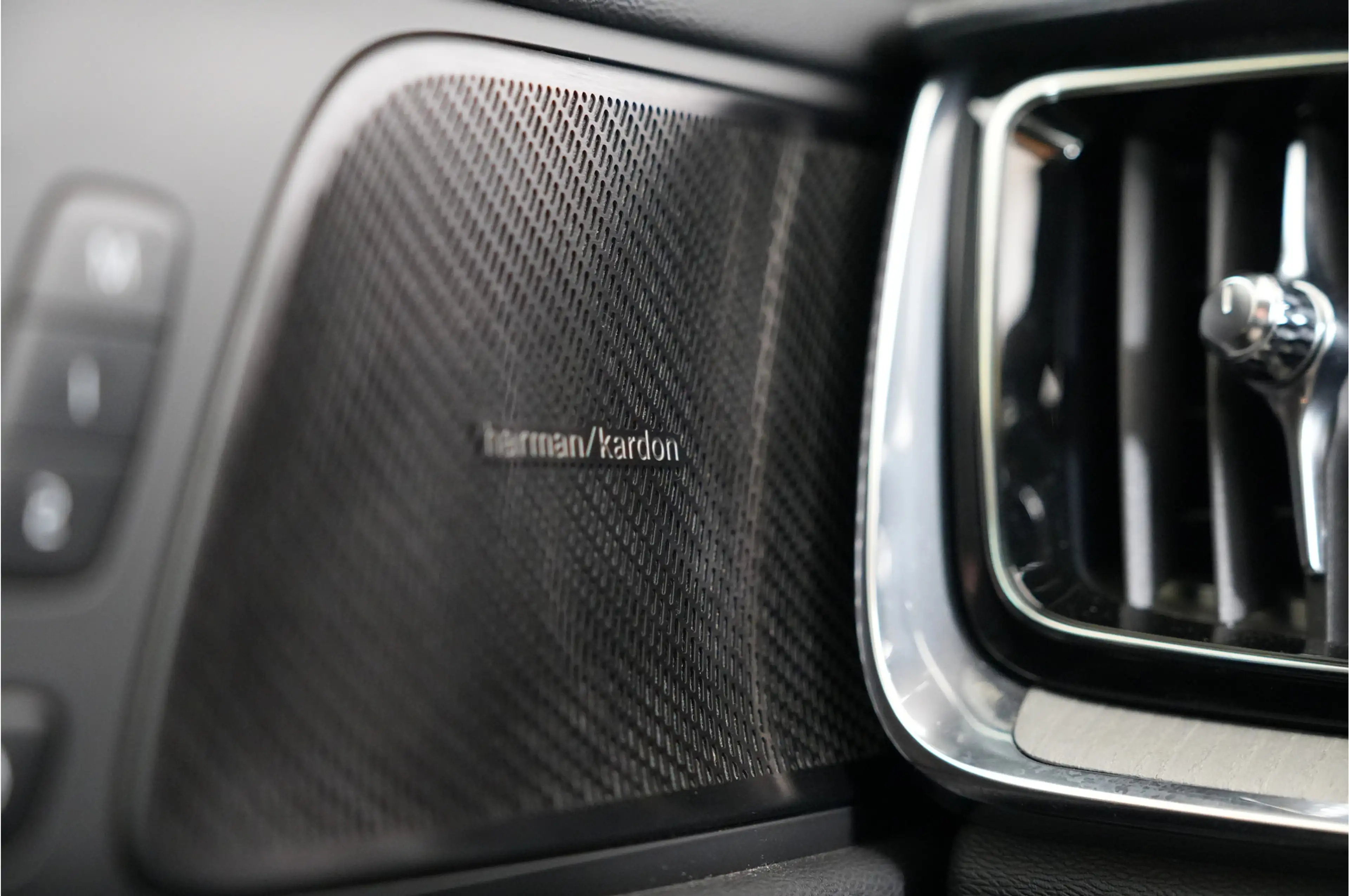 Volvo V60 2.0 T8 Recharge PHEV 455 pk Plus Bright AWD | Pano — photo 24