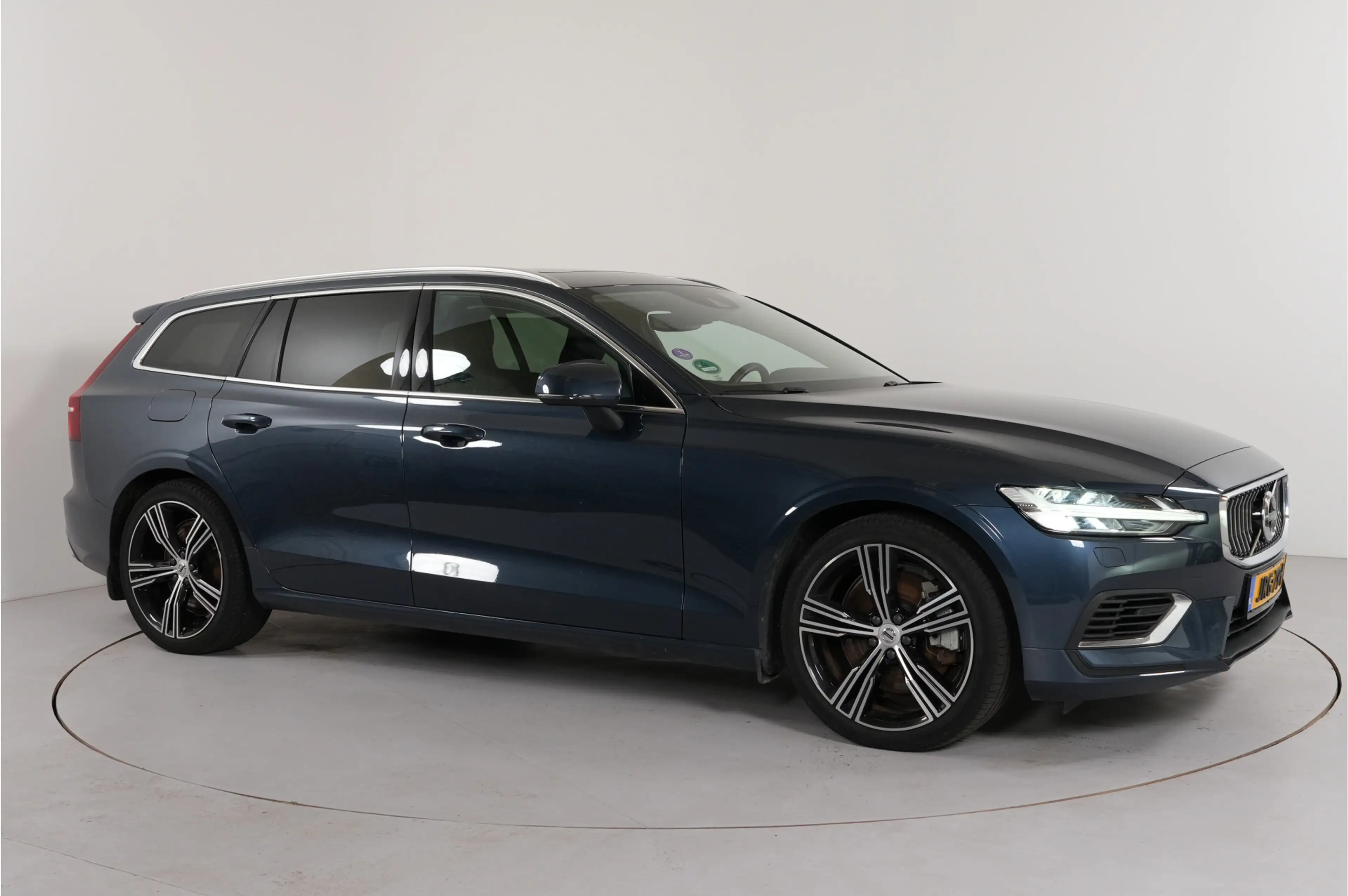Volvo V60 2.0 T8 Recharge PHEV 455 pk Plus Bright AWD | Pano — photo 31