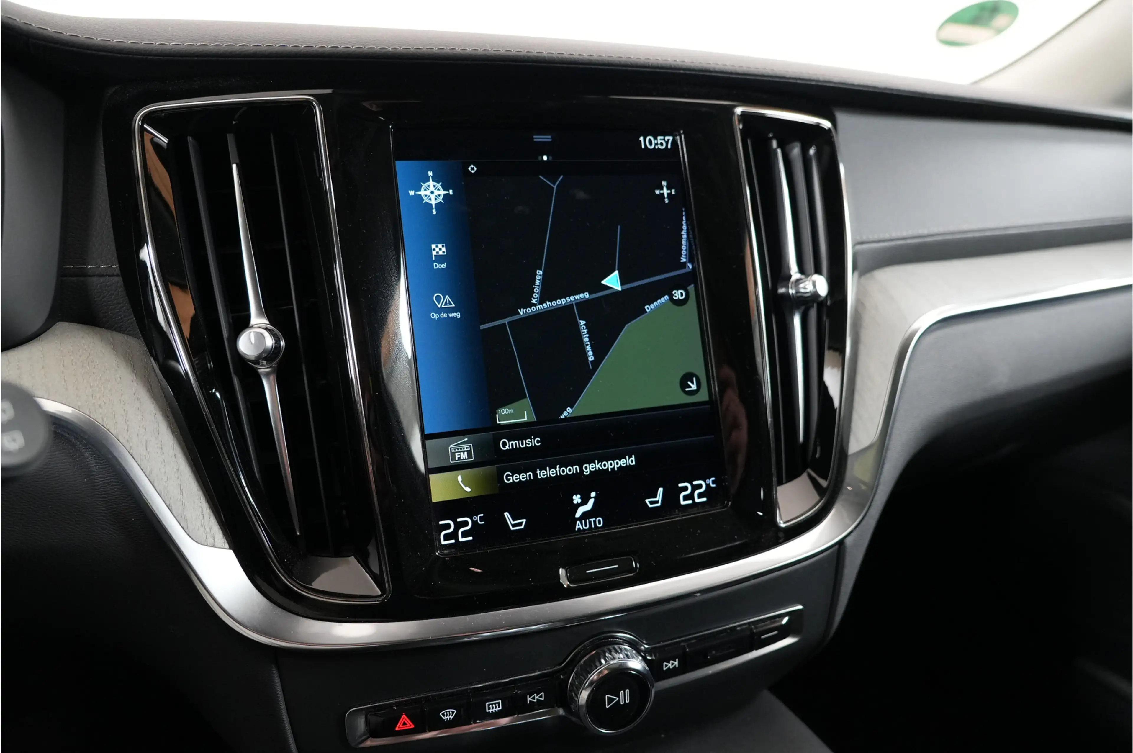 Volvo V60 2.0 T8 Recharge PHEV 455 pk Plus Bright AWD | Pano — photo 23