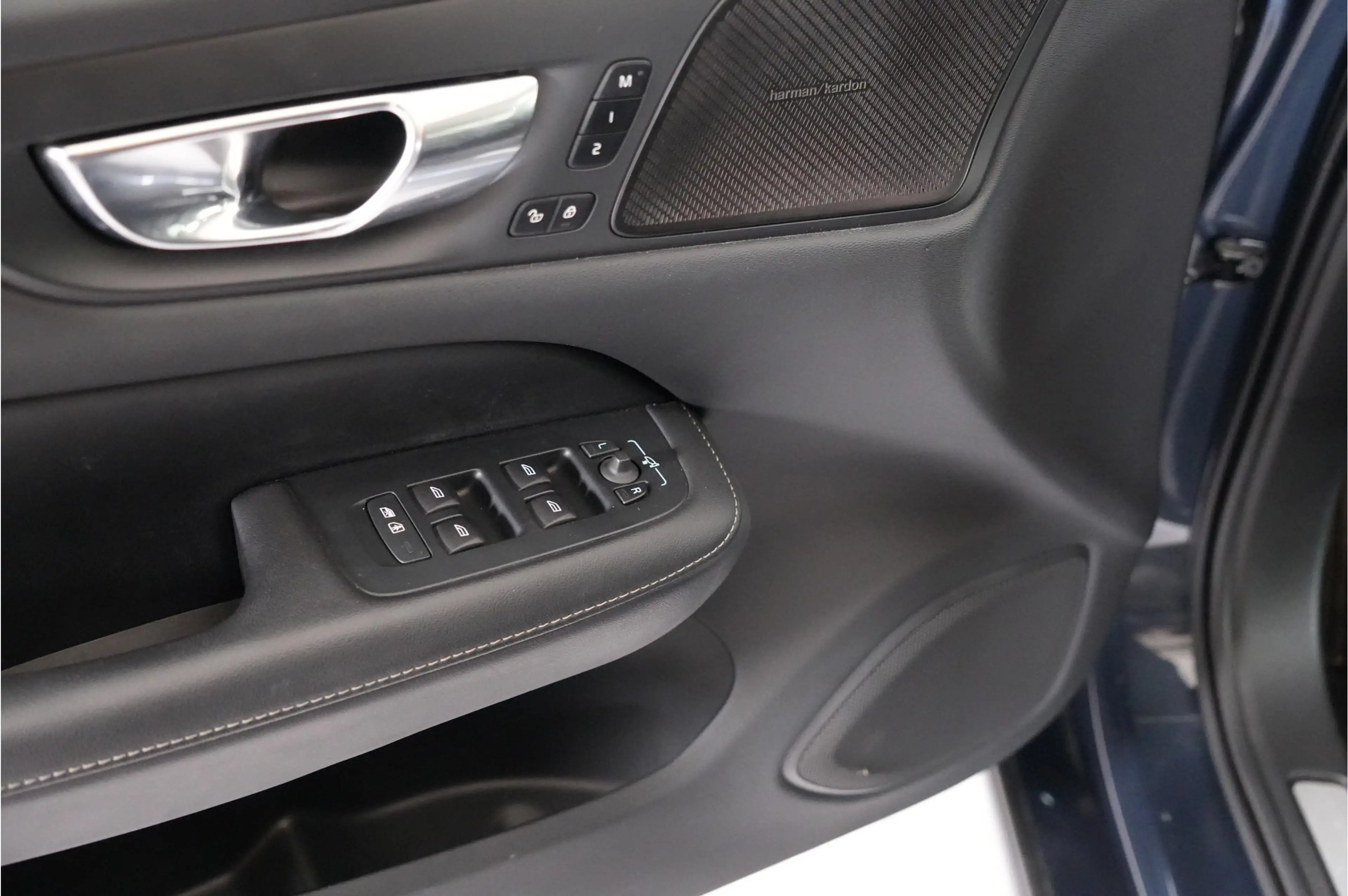Volvo V60 2.0 T8 Recharge PHEV 455 pk Plus Bright AWD | Pano — photo 18