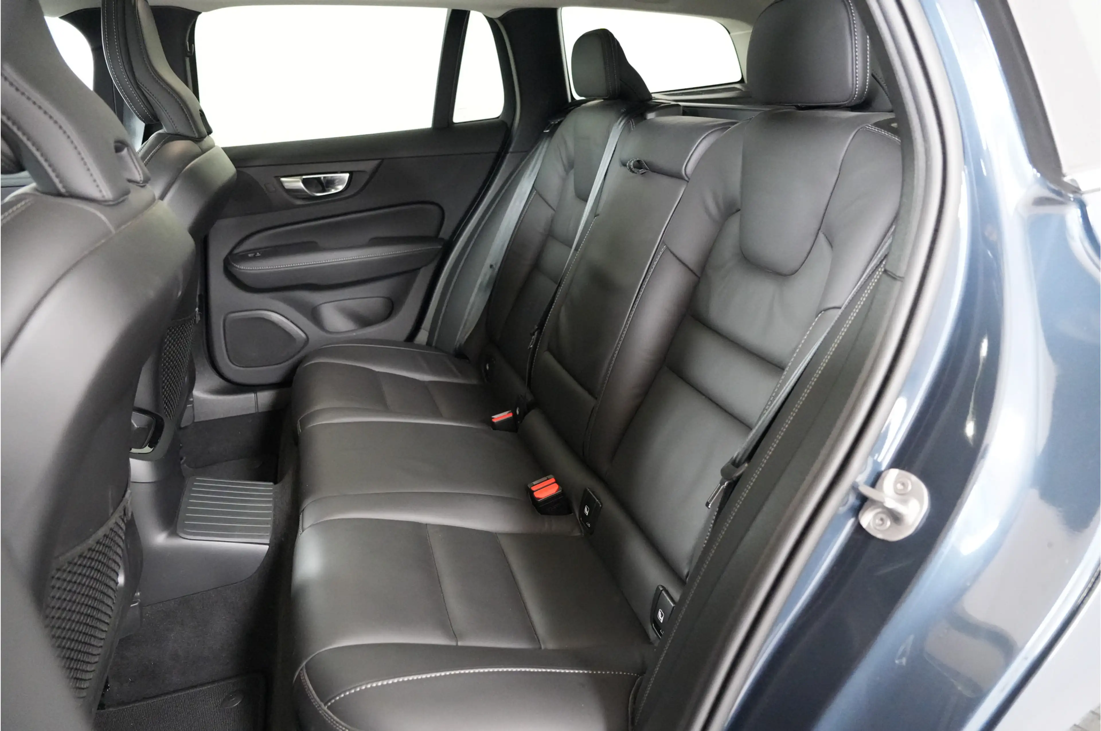 Volvo V60 2.0 T8 Recharge PHEV 455 pk Plus Bright AWD | Pano — photo 12