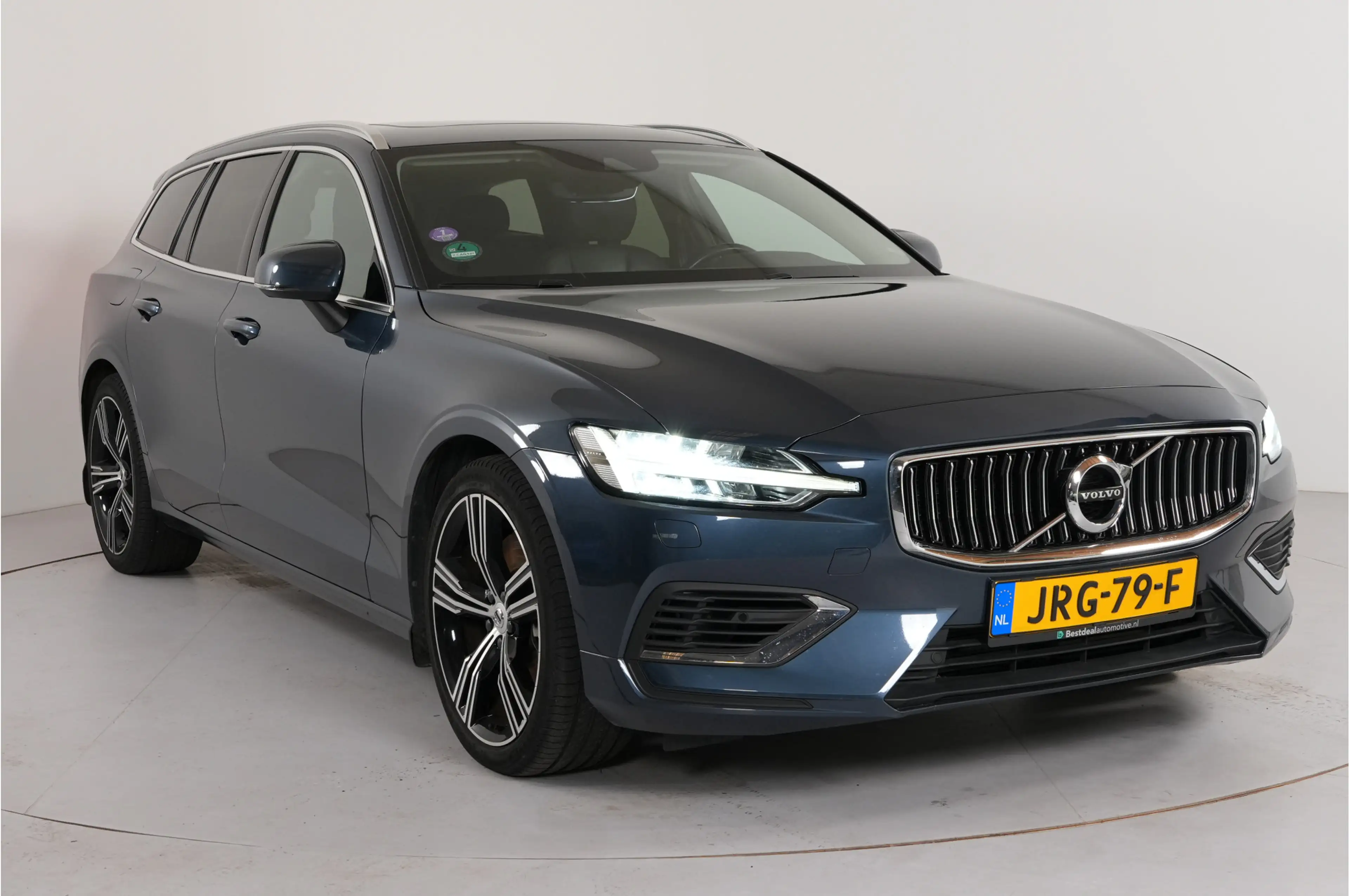 Volvo V60 2.0 T8 Recharge PHEV 455 pk Plus Bright AWD | Pano — photo 4