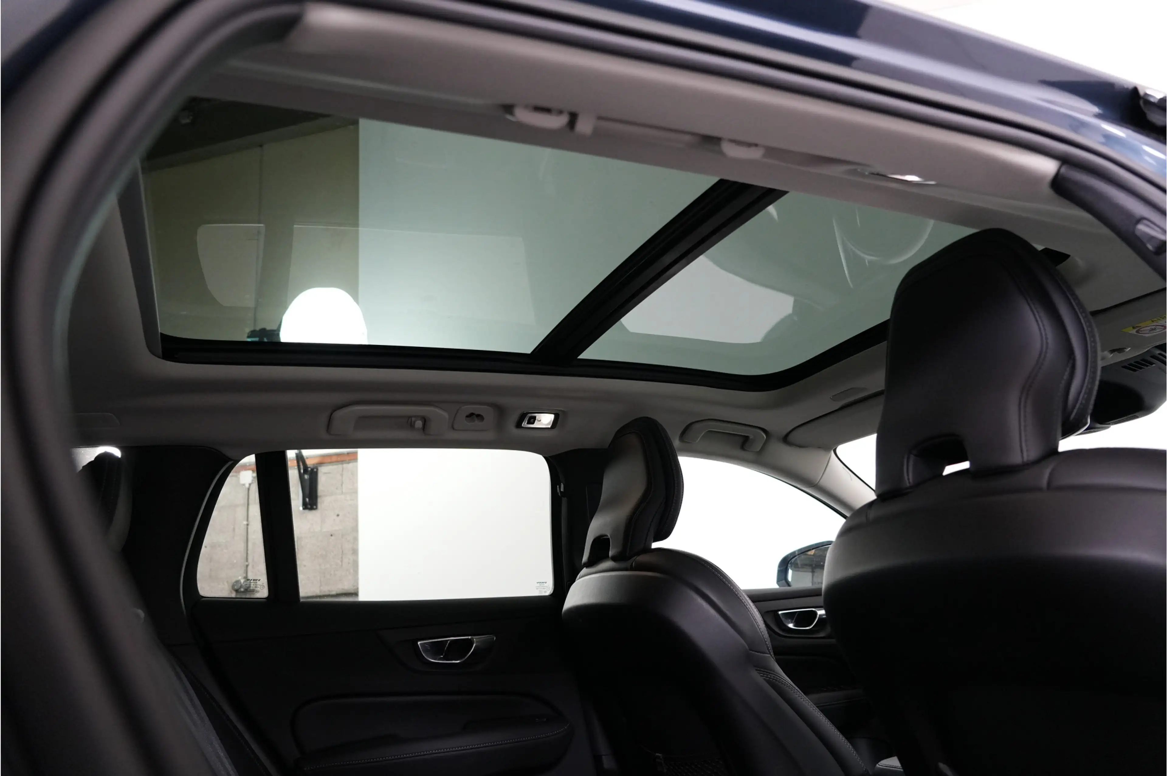Volvo V60 2.0 T8 Recharge PHEV 455 pk Plus Bright AWD | Pano — photo 10