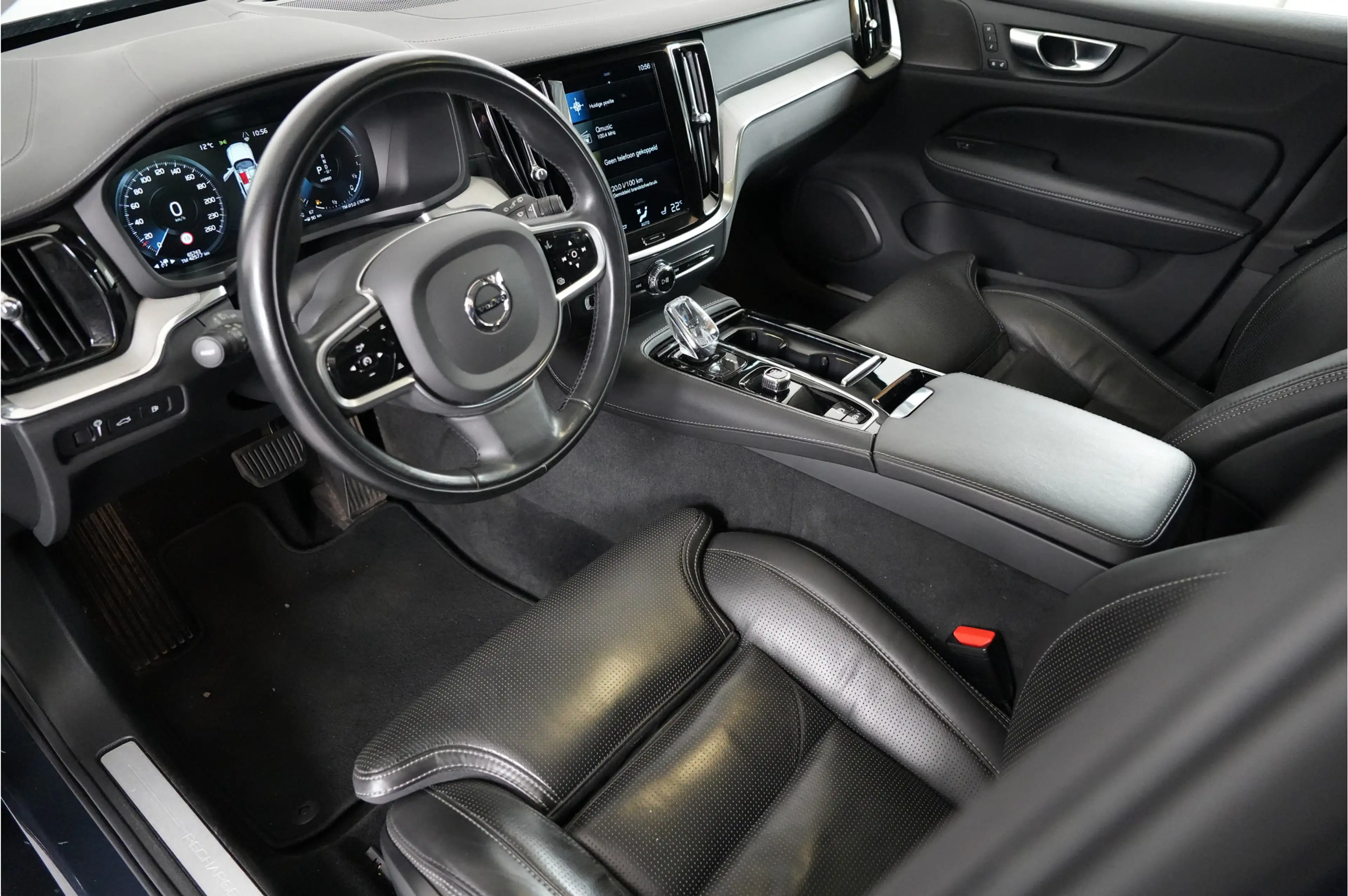 Volvo V60 2.0 T8 Recharge PHEV 455 pk Plus Bright AWD | Pano — photo 17