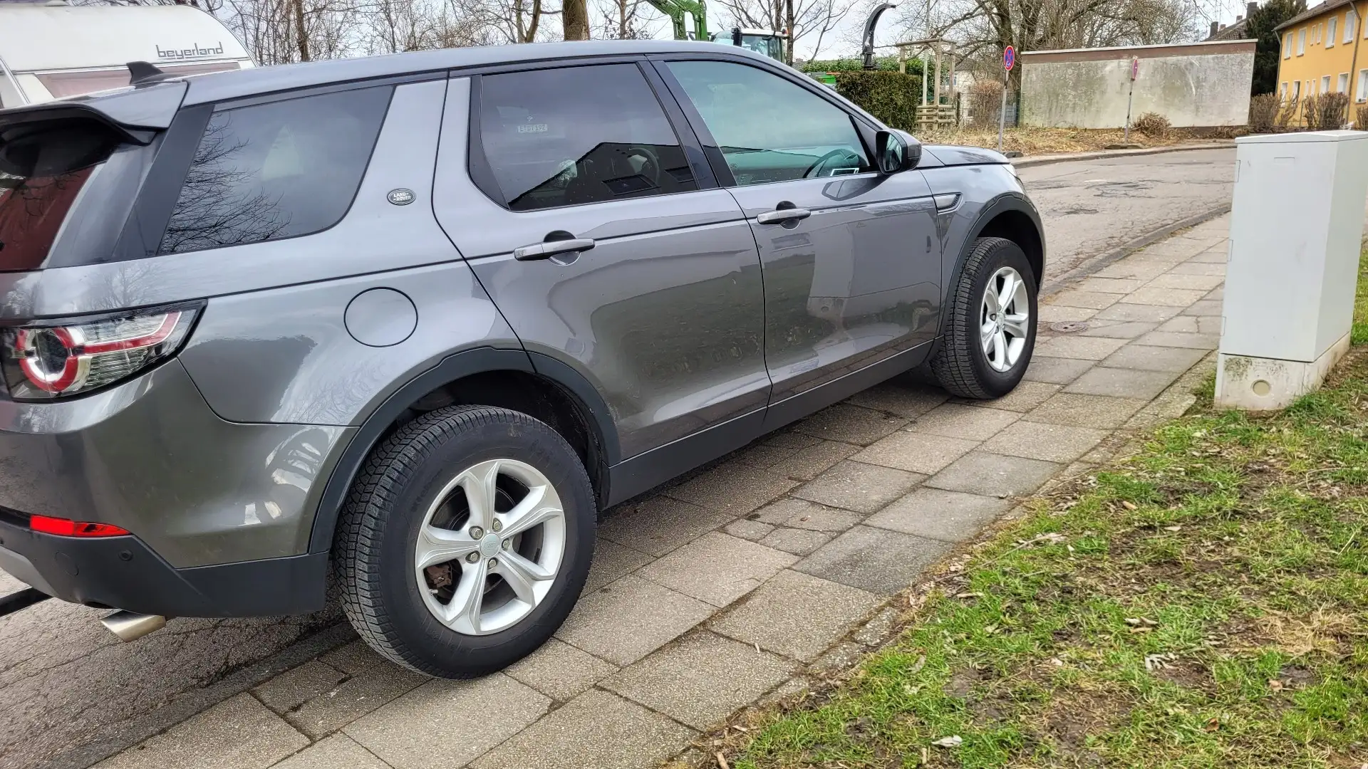 Land Rover Discovery Sport SE AWD Grau - 1
