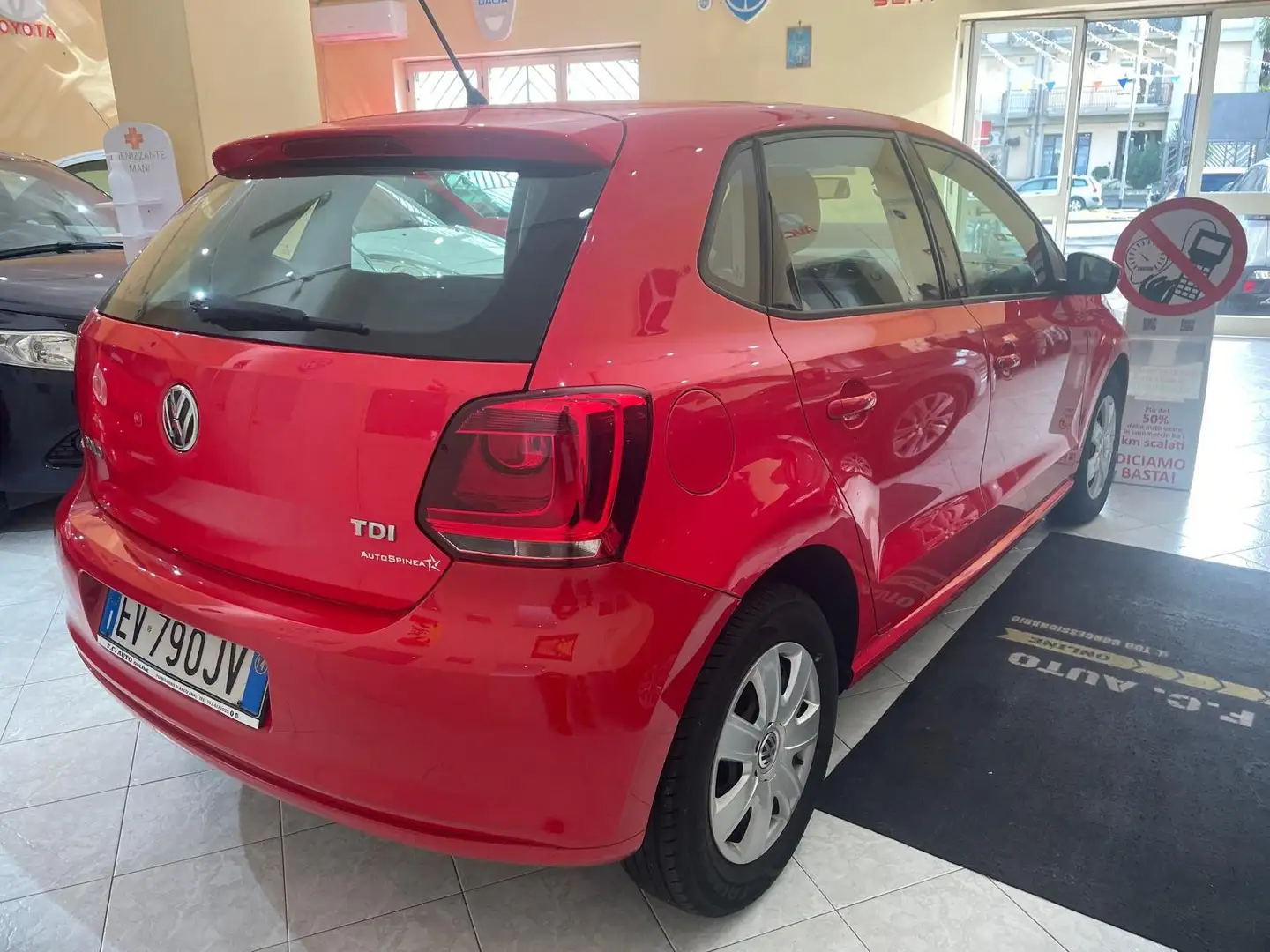 Volkswagen Polo Polo V 2014 3p 1.0 mpi Comfortline 75cv Rosso - 2