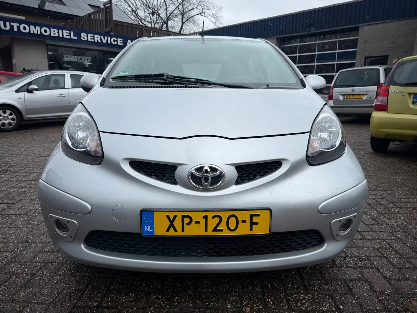 Toyota Aygo 1.0-12V *NW. APK*5DRS*ELEKTR. RAMEN*STUURBEKR.*TOE Grau - 2