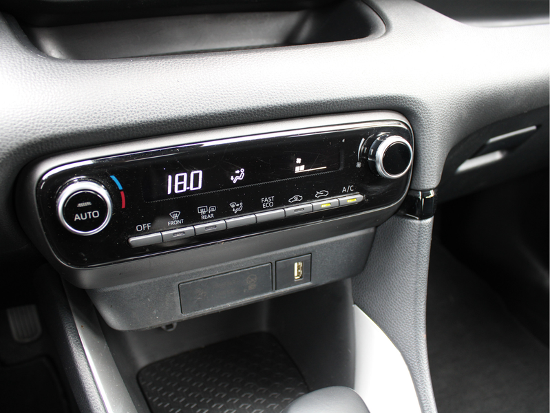 Toyota Yaris 1.5 Hybrid Dynamic /NAVI/16'LM/Keyless/Camera/Lane — photo 15