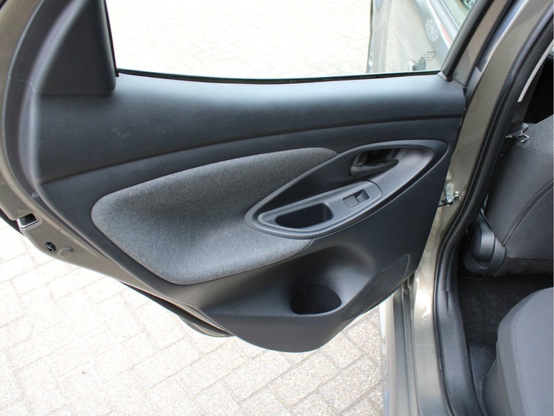 Toyota Yaris 1.5 Hybrid Dynamic /NAVI/16'LM/Keyless/Camera/Lane — photo 18
