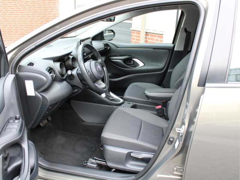 Toyota Yaris 1.5 Hybrid Dynamic /NAVI/16'LM/Keyless/Camera/Lane — photo 6