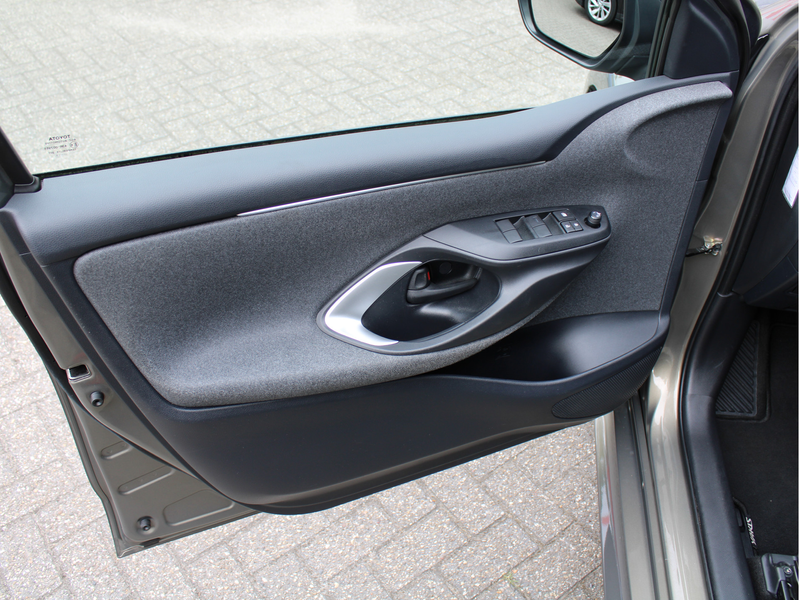 Toyota Yaris 1.5 Hybrid Dynamic /NAVI/16'LM/Keyless/Camera/Lane — photo 5