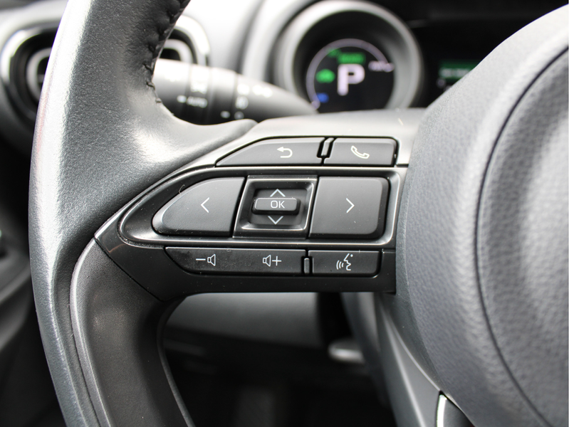 Toyota Yaris 1.5 Hybrid Dynamic /NAVI/16'LM/Keyless/Camera/Lane — photo 7