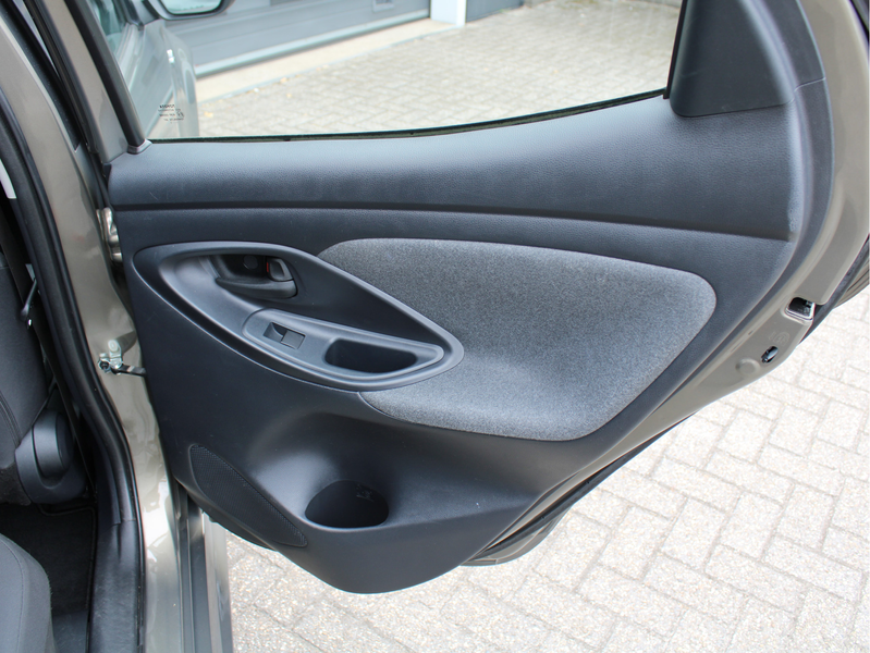Toyota Yaris 1.5 Hybrid Dynamic /NAVI/16'LM/Keyless/Camera/Lane — photo 24