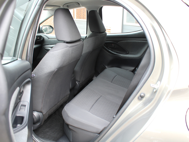 Toyota Yaris 1.5 Hybrid Dynamic /NAVI/16'LM/Keyless/Camera/Lane — photo 19