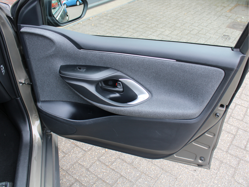 Toyota Yaris 1.5 Hybrid Dynamic /NAVI/16'LM/Keyless/Camera/Lane — photo 27