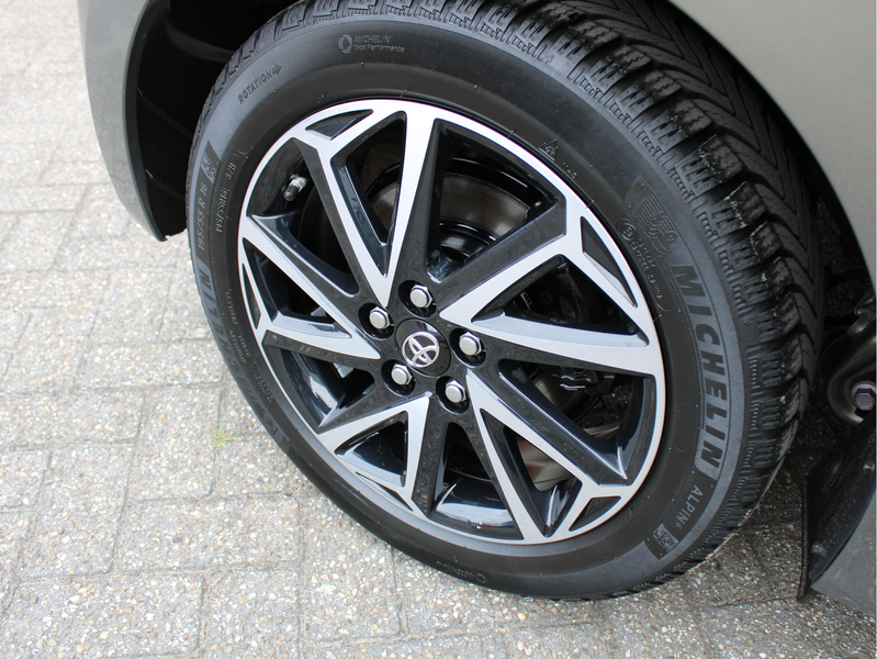 Toyota Yaris 1.5 Hybrid Dynamic /NAVI/16'LM/Keyless/Camera/Lane — photo 38
