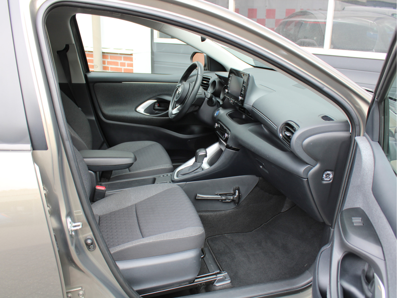 Toyota Yaris 1.5 Hybrid Dynamic /NAVI/16'LM/Keyless/Camera/Lane — photo 26