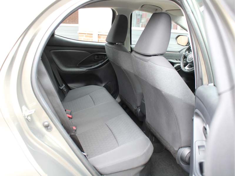 Toyota Yaris 1.5 Hybrid Dynamic /NAVI/16'LM/Keyless/Camera/Lane — photo 23