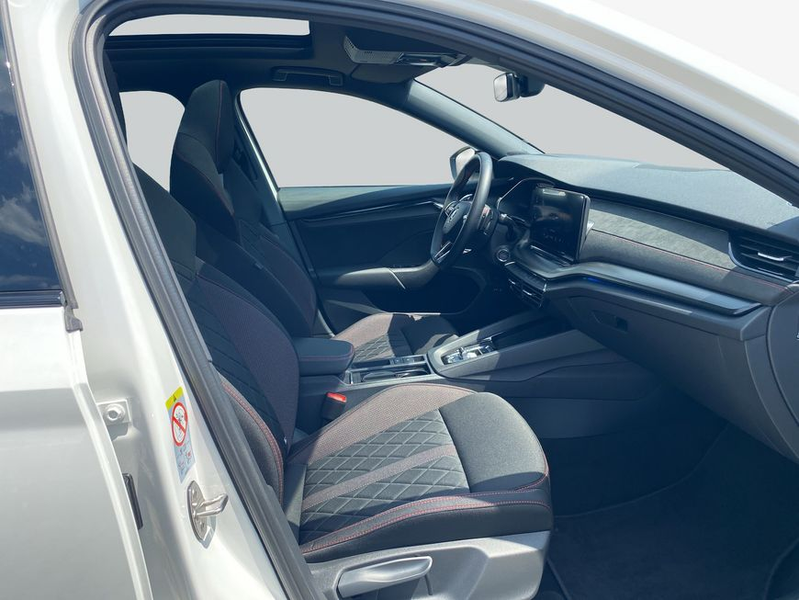 Skoda Octavia Combi 1.4 TSI iV DSG RS — photo 13