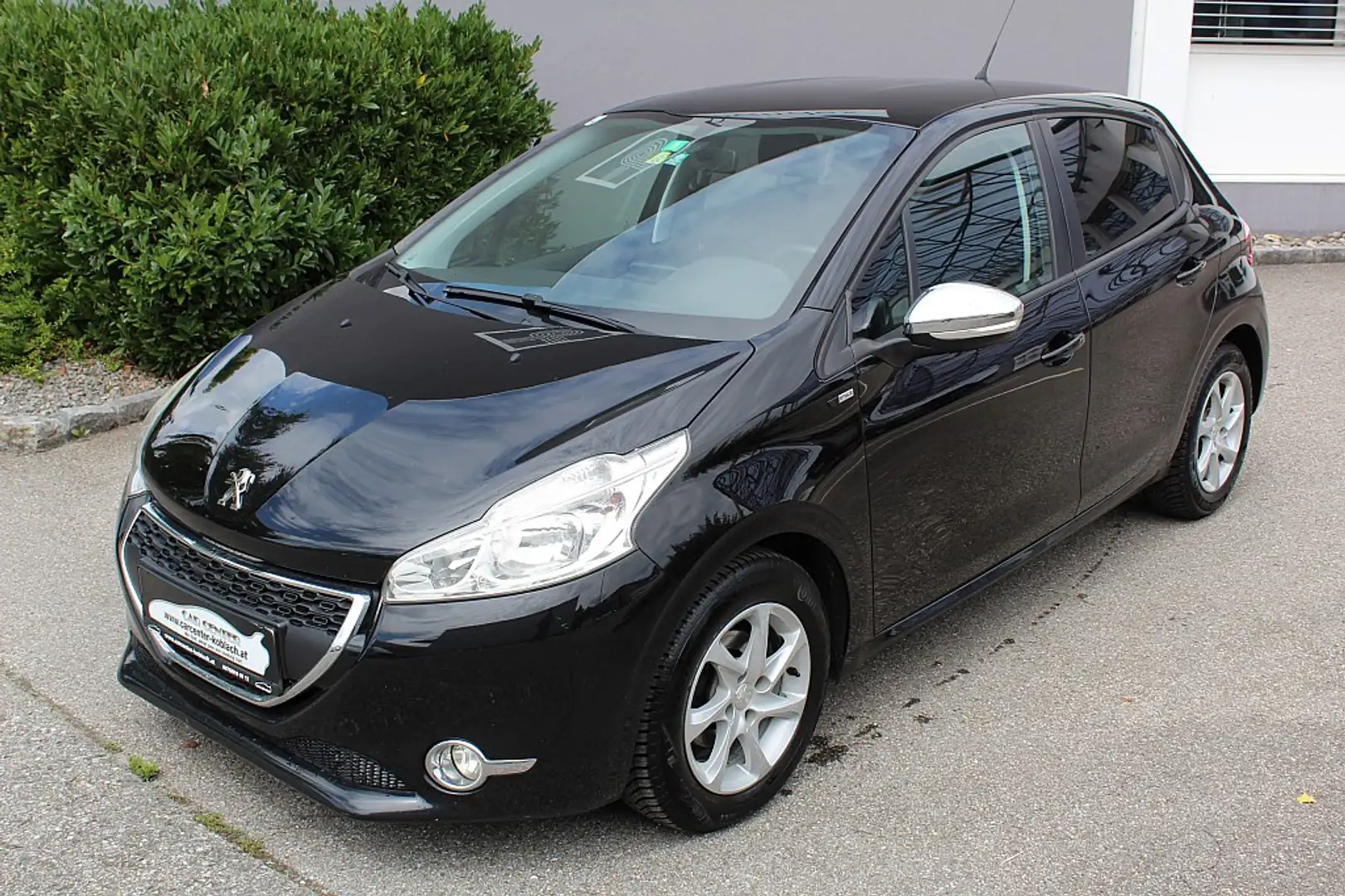 Peugeot 208 Style 1,2 VTi 82 Schwarz - 1
